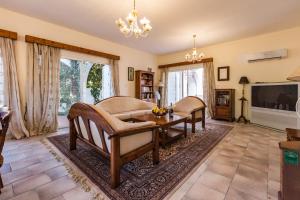 een woonkamer met een bank en een tafel bij Villa Papaya Residence in Paphos City