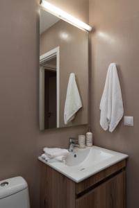 A bathroom at Absolute Athens VII