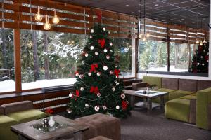 uma árvore de Natal no meio de um restaurante em Hotel Bor em Borovets