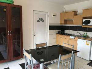 A kitchen or kitchenette at Mary Apartmanház Hévíz