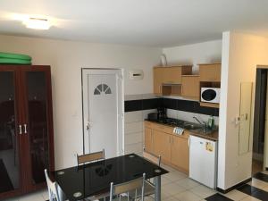 A kitchen or kitchenette at Mary Apartmanház Hévíz