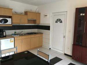 A kitchen or kitchenette at Mary Apartmanház Hévíz