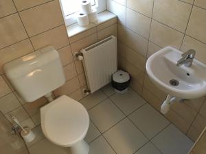 A bathroom at Mary Apartmanház Hévíz