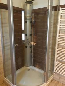 A bathroom at Mary Apartmanház Hévíz
