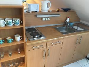 A kitchen or kitchenette at Mary Apartmanház Hévíz