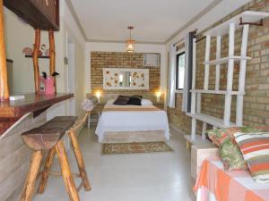 1 dormitorio con 1 cama y escalera. en Pousada Beija-Flor, en Bombinhas