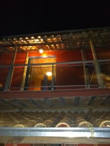 Blick auf ein Gebäude mit einem Fenster in der Nacht in der Unterkunft Pousada Quiosque do Professor in Macacos