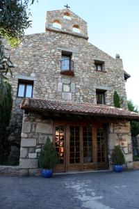 ein großes Steingebäude mit einem Turm oben in der Unterkunft Hotel El Rancho in Segovia