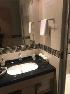 un baño con lavabo y espejo en Apartmani Air, en Kopaonik 29 fotos más