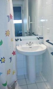 a white bathroom with a sink and a mirror at SAN ALFONSO DEL MAR-PRECIOSO DEPARTAMENTO Y VISTA in Algarrobo
