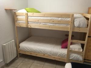Un par de literas en una habitación en Enjoy Apartment, en Pas de la Casa
