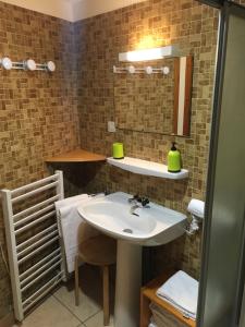 un baño con lavabo y espejo en Enjoy Apartment, en Pas de la Casa 17 fotos más