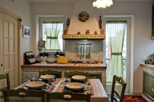une cuisine avec une table et des chaises ainsi qu'une cuisine avec une table et des chaises dans l'établissement Casa Max, à Naples