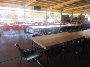 une salle avec des tables et des chaises dans un restaurant dans l'établissement Dampier Mermaid Hotel Karratha, à Dampier