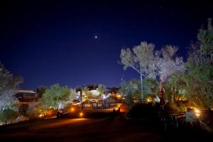 una vista de un estacionamiento por la noche en Maglen Resort, en Valle de Guadalupe