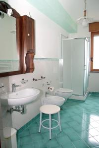 La salle de bains est pourvue de 2 lavabos et de 2 toilettes. dans l'établissement Rabbit, à Agerola