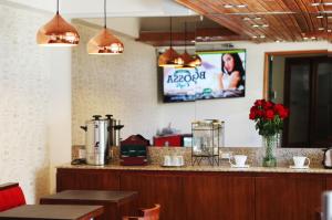 eine Bar in einem Restaurant mit einem TV an der Wand in der Unterkunft Hotel D&V Concepción in Concepción