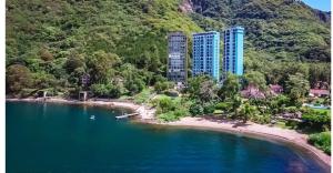 una vista aerea di una spiaggia con edifici alti di Sky view Atitlán lake suites ,una inmejorable vista apto privado dentro del lujoso hotel a Panajachel