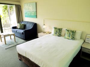 En eller flere senge i et værelse på Ballina Beach Resort