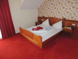 A bed or beds in a room at Hotel Silvia