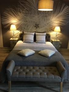 - une chambre avec un grand lit et deux lampes dans l'établissement Le Charm'en Gîte, à Tournai