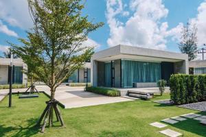 拉廊Sunnyvale Ranong 1的房子前面的小树