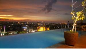 Swimming pool sa o malapit sa Warhol Apartement Lt 15 Jl. Ahmad Yani Simpang 5 Semarang