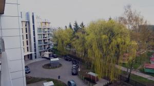 arialer Blick auf eine Straße mit Bäumen und ein Gebäude in der Unterkunft Diune Apart by Villmaris in Kołobrzeg