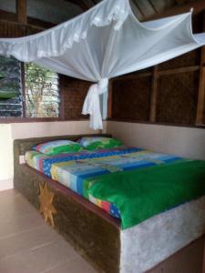 1 cama con dosel en una habitación en Nice View Bungalow en Koh Chang