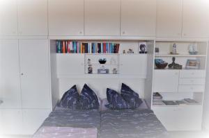 Knihovna v apartmánu
