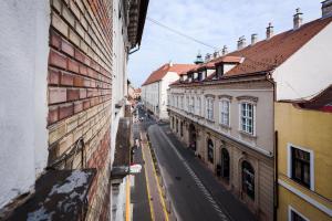 焦爾的住宿－Gold Apartment - Győr，两栋建筑之间小巷的景色