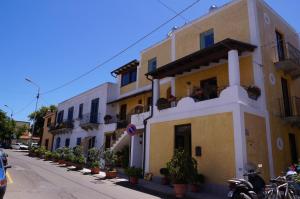 una fila di edifici su una strada con piante di Casa Matarazzo a Città di Lipari