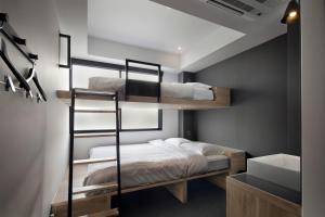 Postel nebo postele na pokoji v ubytování Piece Hostel Sanjo