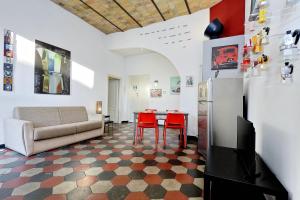 ローマにあるMok'house Apartmentsのリビングルーム(ソファ、テーブル、赤い椅子付)