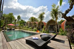 een villa met een zwembad en een resort bij Kompyang Cottage in Nusa Penida