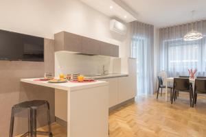 a kitchen and dining room with a table and chairs at Linda House in Pescara