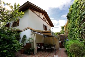 a house with a patio with a table and chairs at El Berdial in San Esteban de Pravia