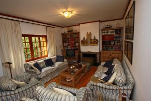 uma sala de estar com sofás e uma mesa de centro em El Berdial em San Esteban de Pravia