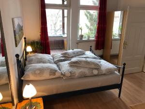 ゴータにあるSchlossblick Apartmentのベッドルーム1室(枕4つ付)