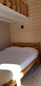 コトレにあるRésidence Eugénieの二段ベッド2組が備わる木造の部屋のベッド1台分です。