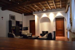 ein Wohnzimmer mit 2 Stühlen und einem Tisch in der Unterkunft Agriturismo Cipolli e Podò Corte Carlini in Mantua