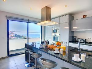 A cozinha ou kitchenette de Villa North Sea by LovelyStay