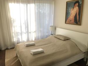 1 dormitorio con 1 cama con 2 toallas en Apartament na Solnej z widokiem, en Kielce