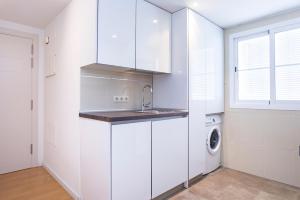 A kitchen or kitchenette at Livemalaga Ventura & Parking