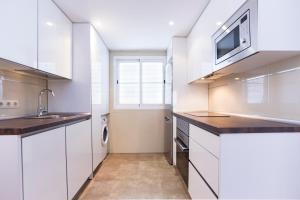 A kitchen or kitchenette at Livemalaga Ventura & Parking