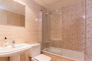 A bathroom at Livemalaga Ventura & Parking
