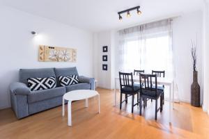 A seating area at Livemalaga Ventura & Parking