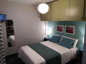 a bedroom with a bed with blue and white at Loft-Dalia in Vecindario