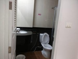 Baño pequeño con aseo y lavamanos en Butnamtong Hotel en Lampang