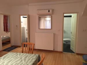 A bed or beds in a room at Mary Apartmanház Hévíz